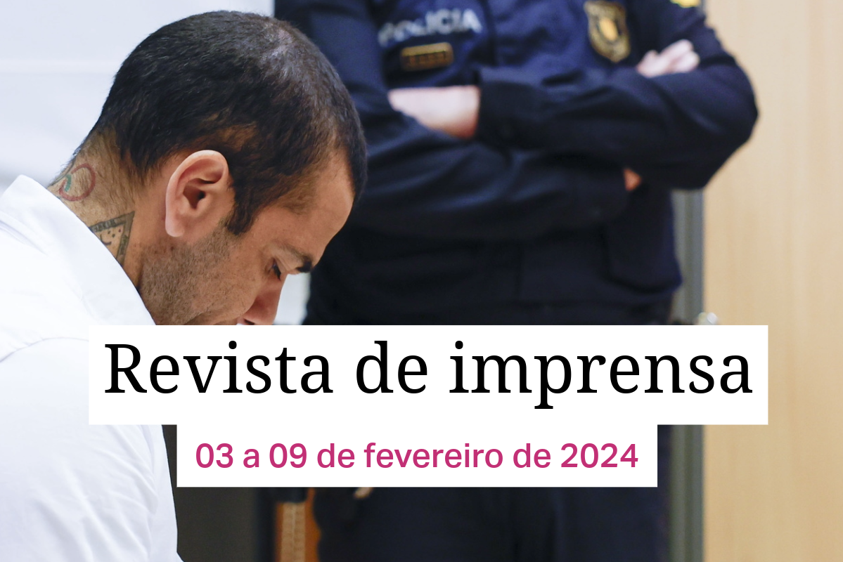 Homem sentado ao lado de um policial