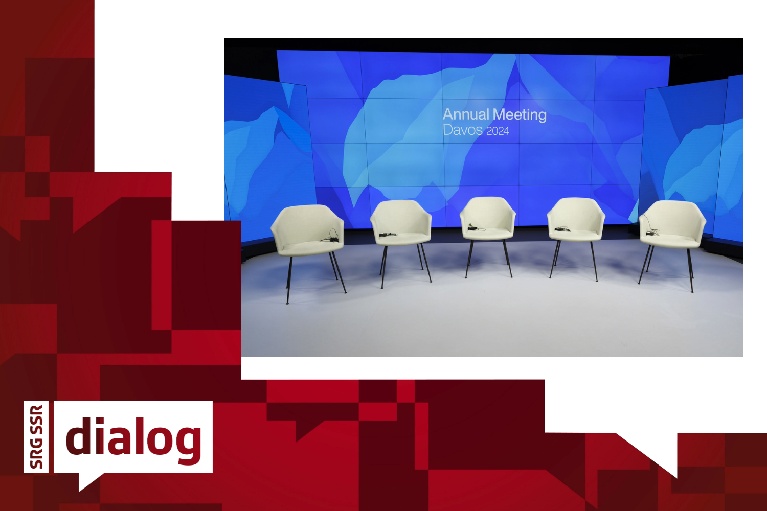 Leere Stühle vor einem blauen Hintergrund mit der Aufschrift Annual Meeting Davos 2024