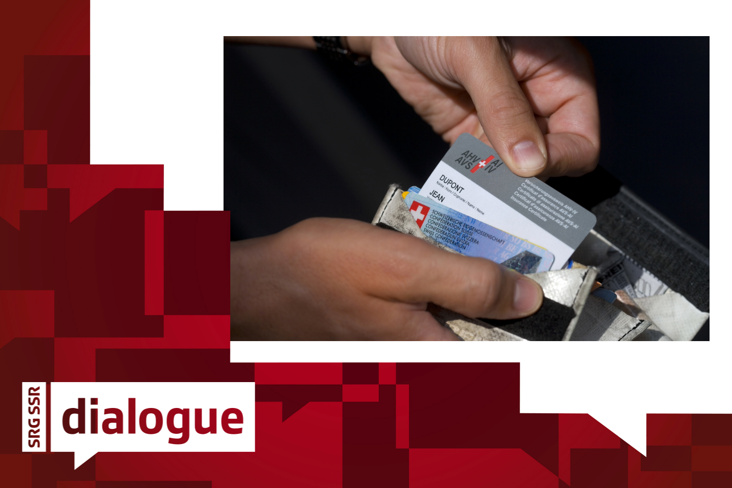Un homme sort de son portefeuille un prototype du nouveau certificat d assurance de l AVS-IV.