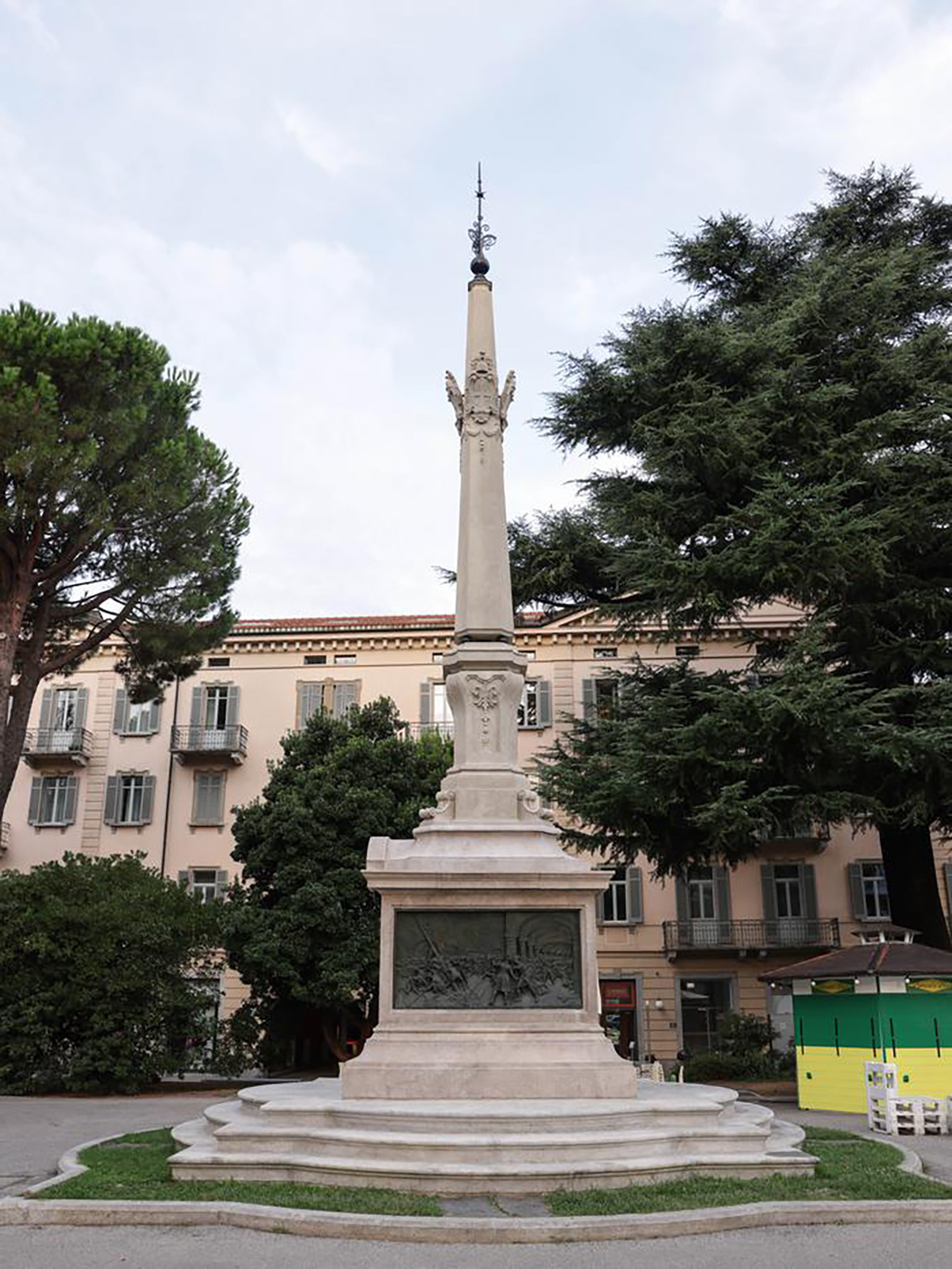1898年5月1日、ティチーノ独立100周年を記念して記念碑が建てられ、この広場は「インディペンデンツァ広場」と改名された。記念碑の台座には、"Liberi e Svizzeri "の碑文と自由の樹の建立を描いたレリーフがある。