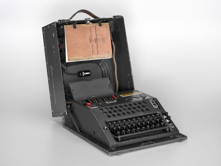 Vue d'une machine à chiffrer ressemblant à une machine à écrire