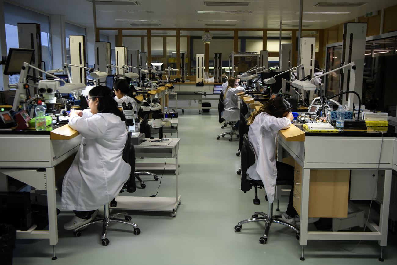 In der Manufaktur von Ulysse Nardin in La Chaux-de-Fonds, der "Uhrenmetropole" im Neuenburger Jura.