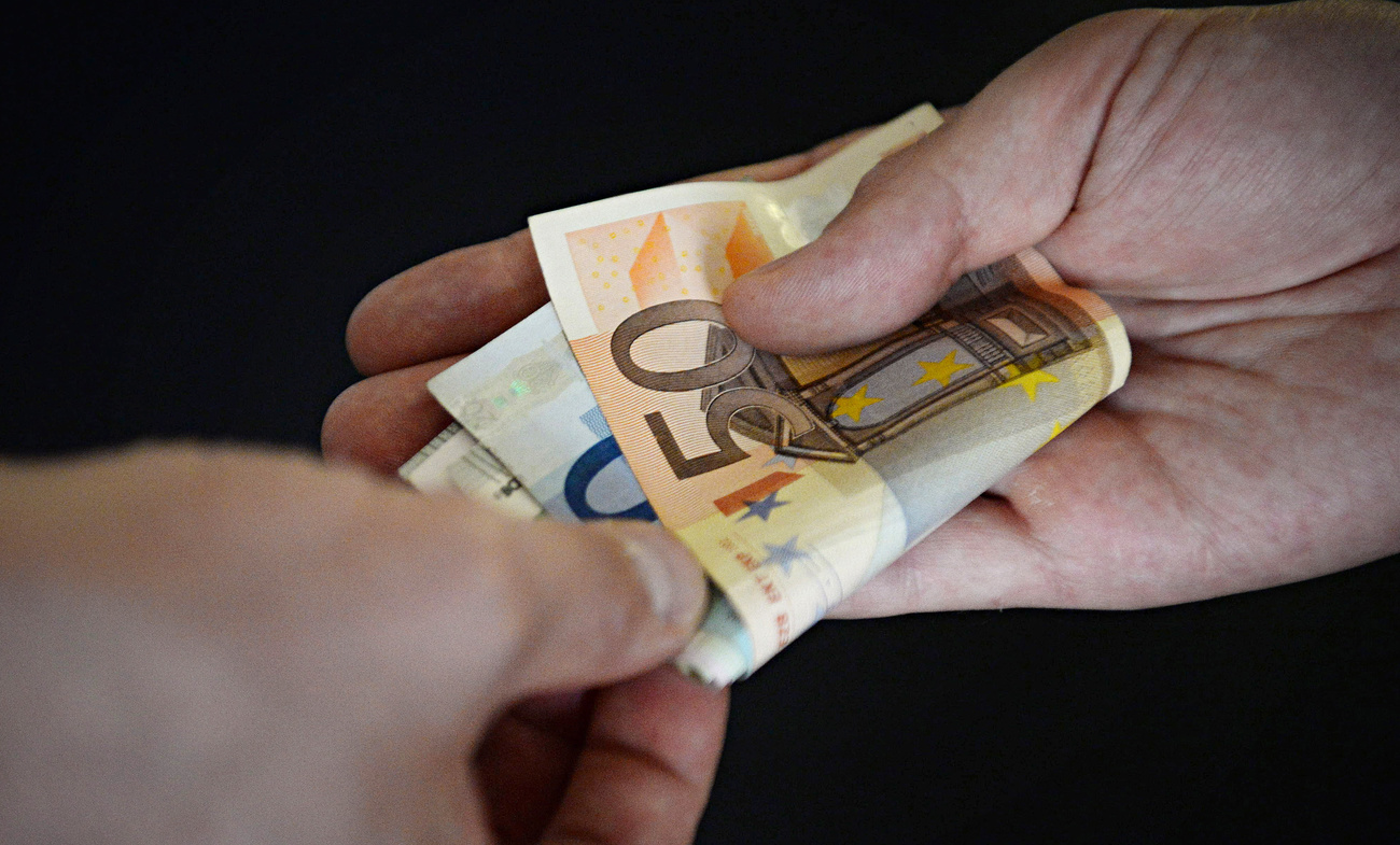 un billet de banque qui passe d une main à une autre