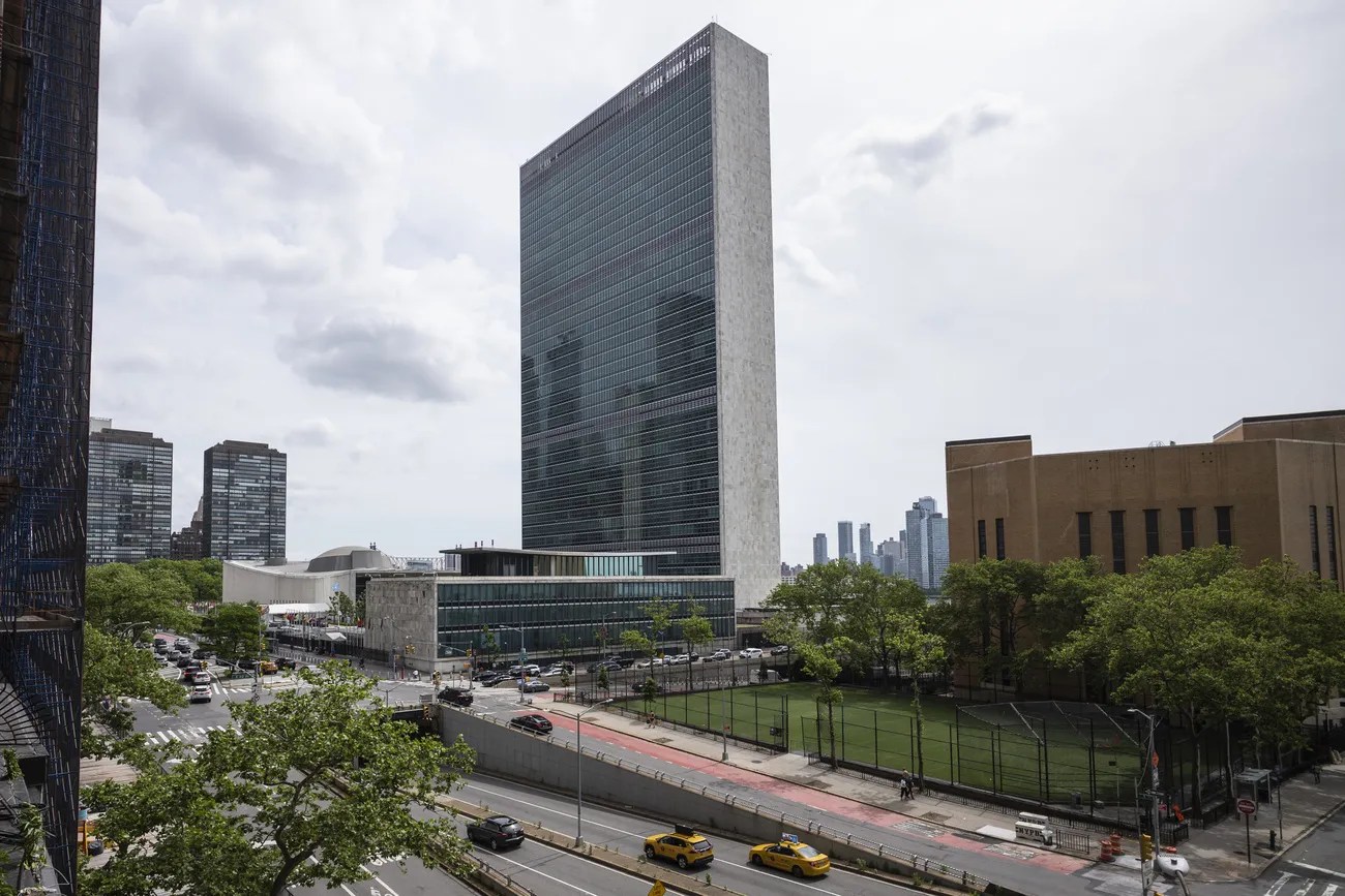 Dahinden認為聯合國大樓是「當前文化『非人化』的象徵」之一。