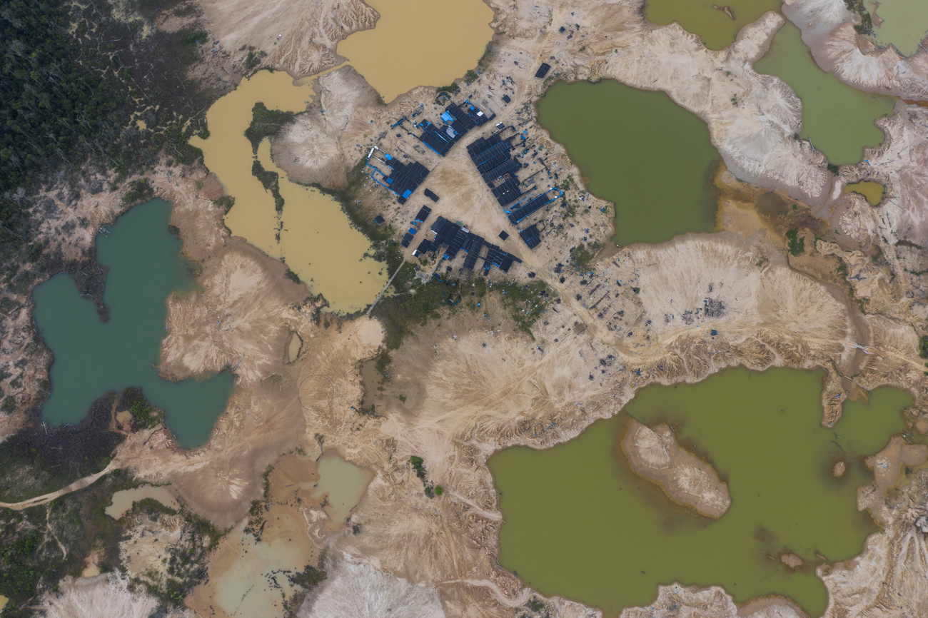 Vue aérienne d une mine d or illégale