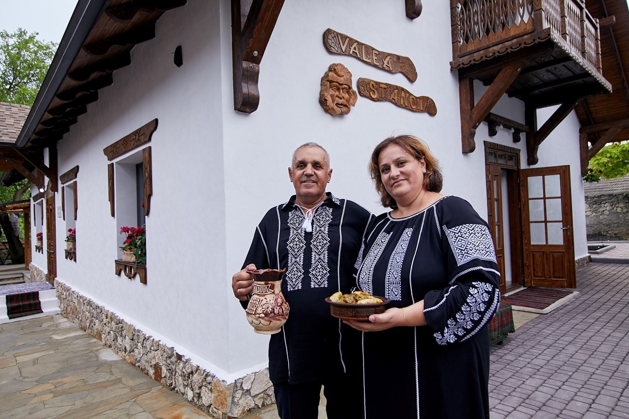 Wirtepaar in der Moldau vor ihrem Wirtshaus