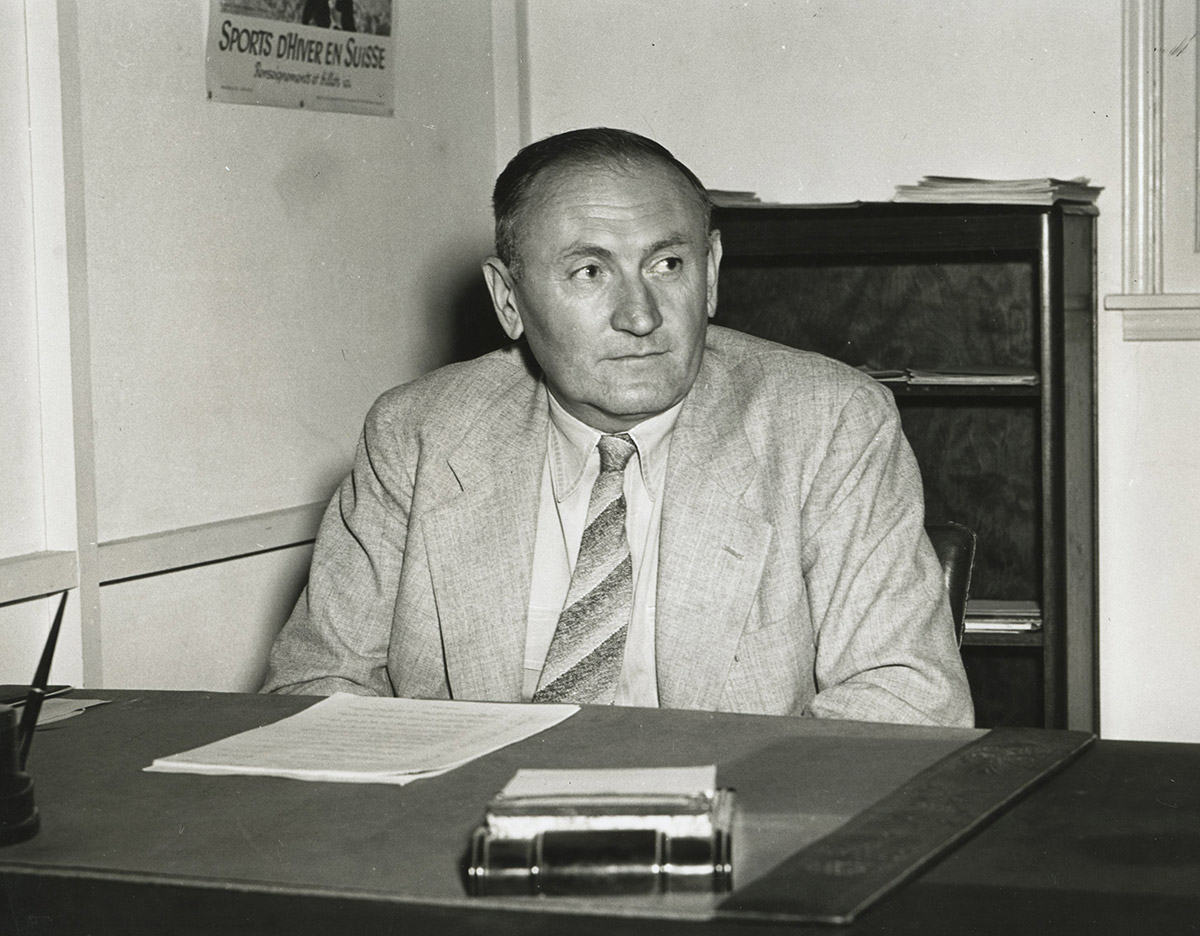 1947年，弗里茨·兹维基在加利福尼亚的办公室里。