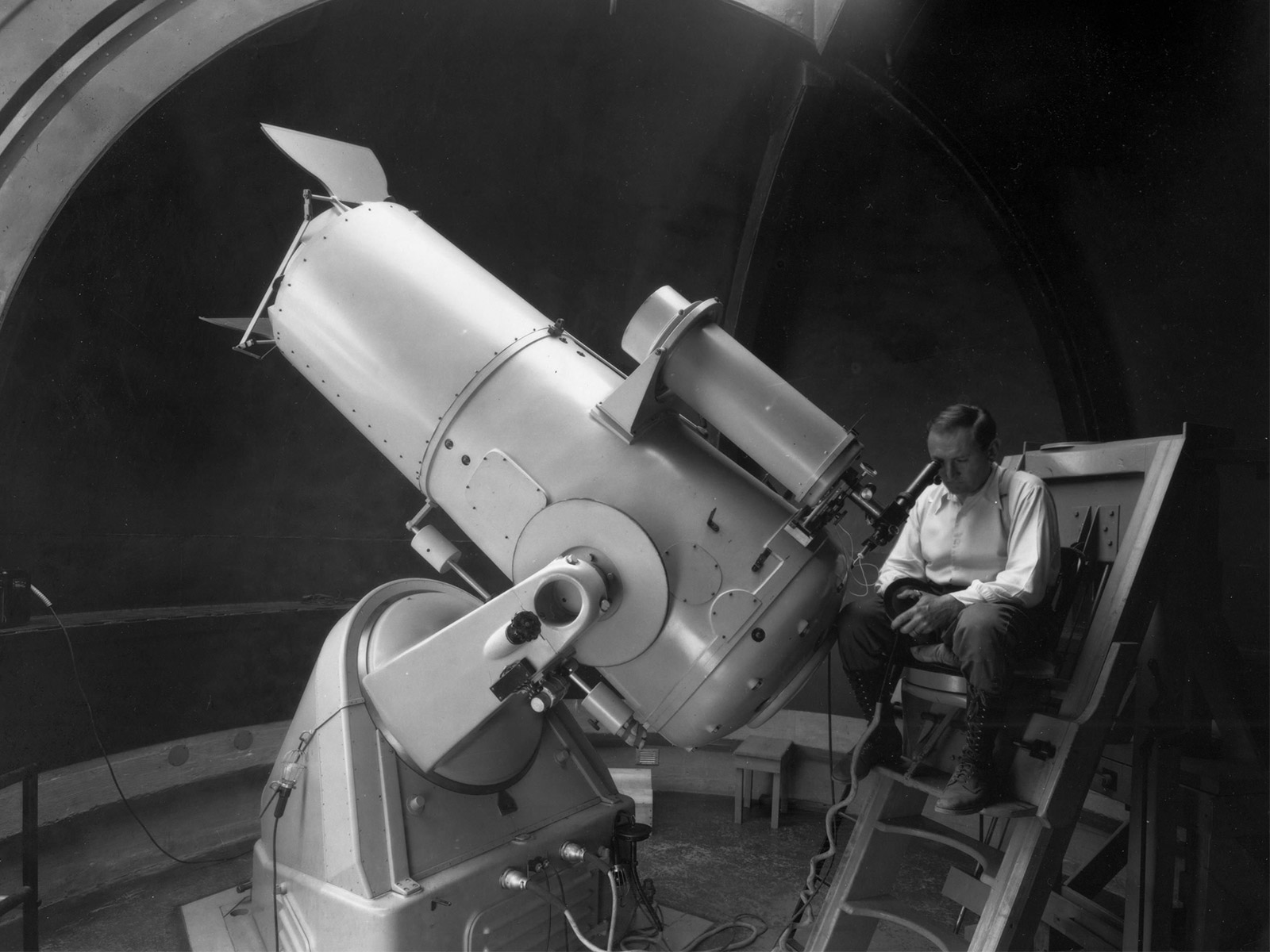 Fritz Zwicky looking into space using the then brand-new Schmidt telescope in 1936.