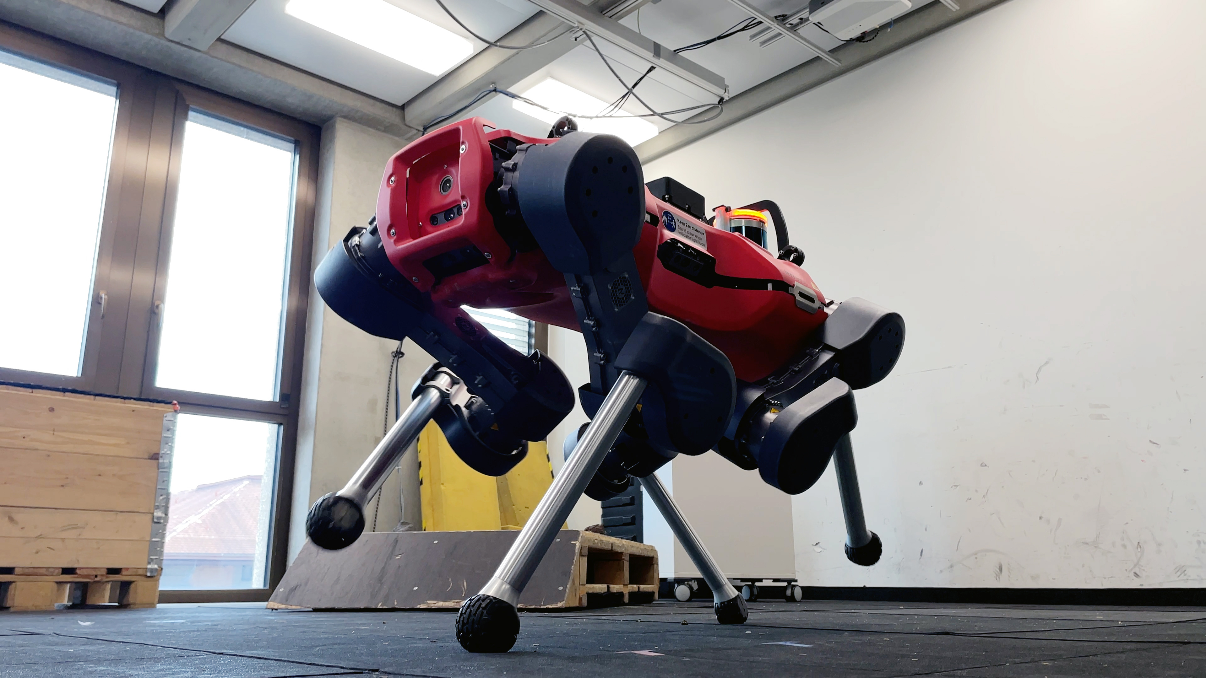 Foto robot a quattro zampe che cammina.