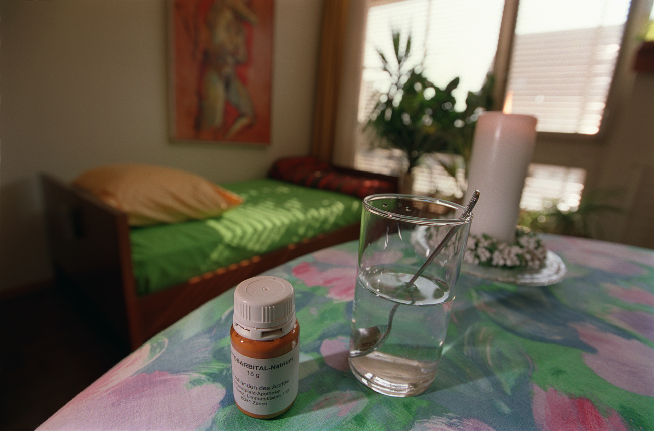 Un bicchiere con una medicina sopra un tavolo .
