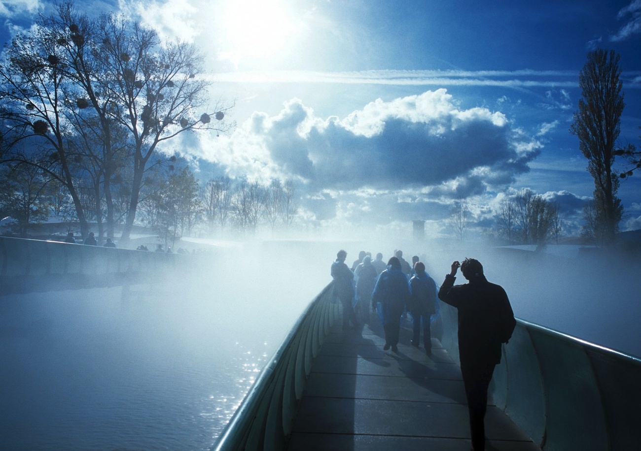 Persone su una passerella sul lago a Yverdon durante Expo 2002.