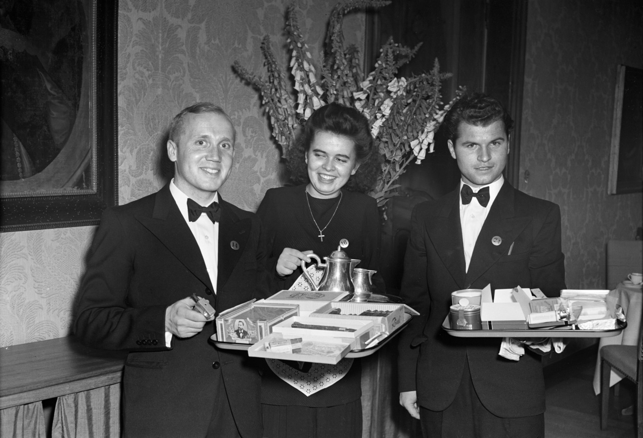 Personnel servant du café dans un restaurant dans les années 1940