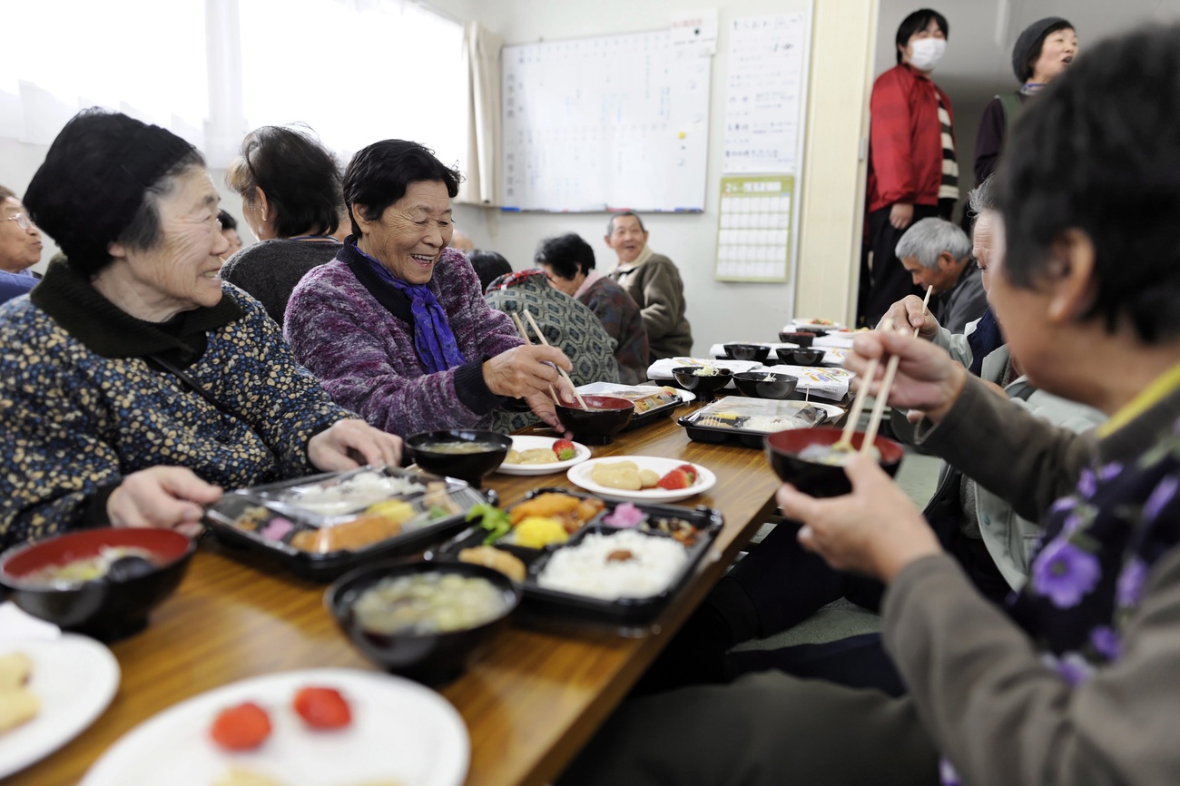 ältere Japanerinnen beim Essen
