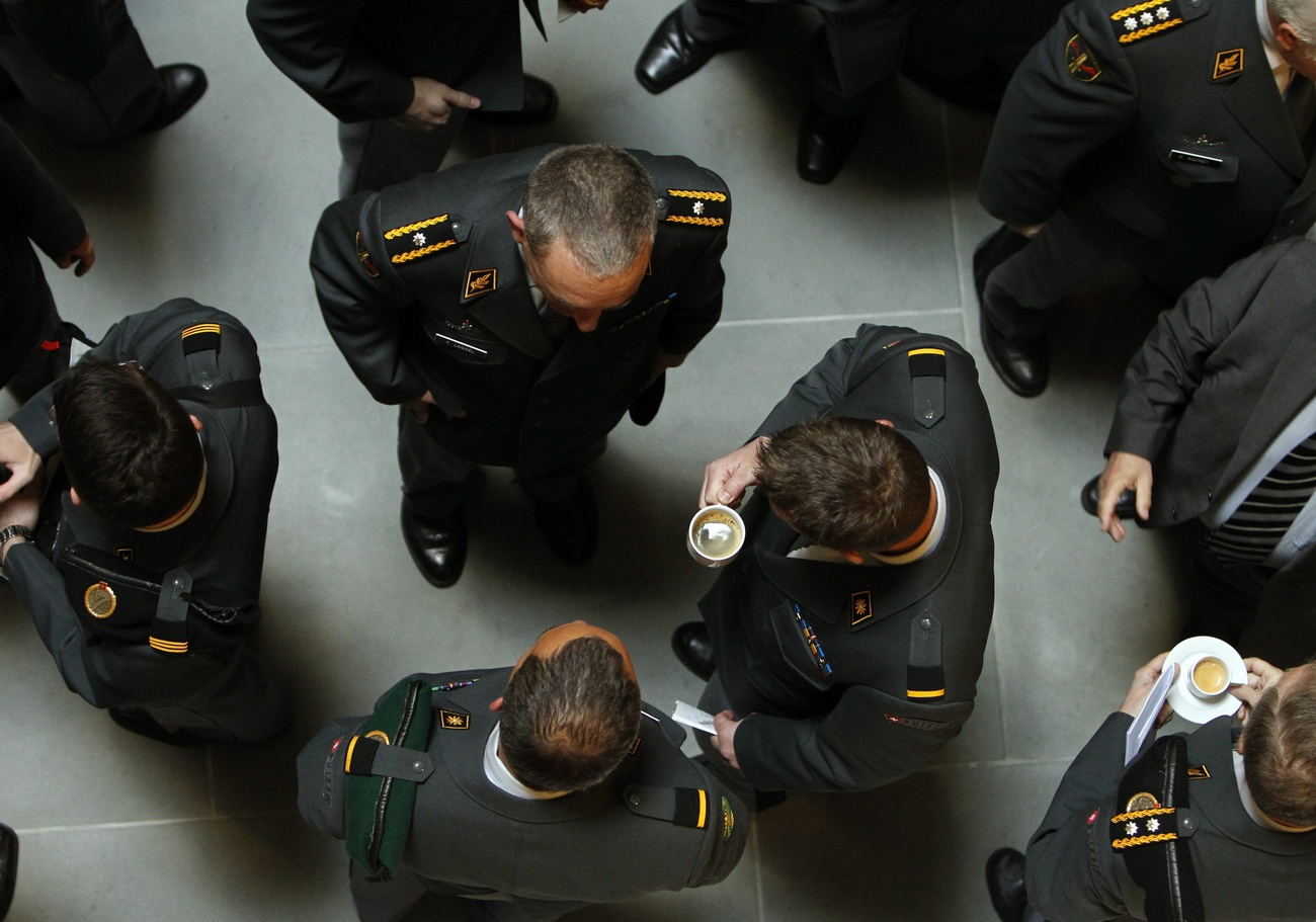Gruppo di ufficiali dell'esercito durante una pausa.