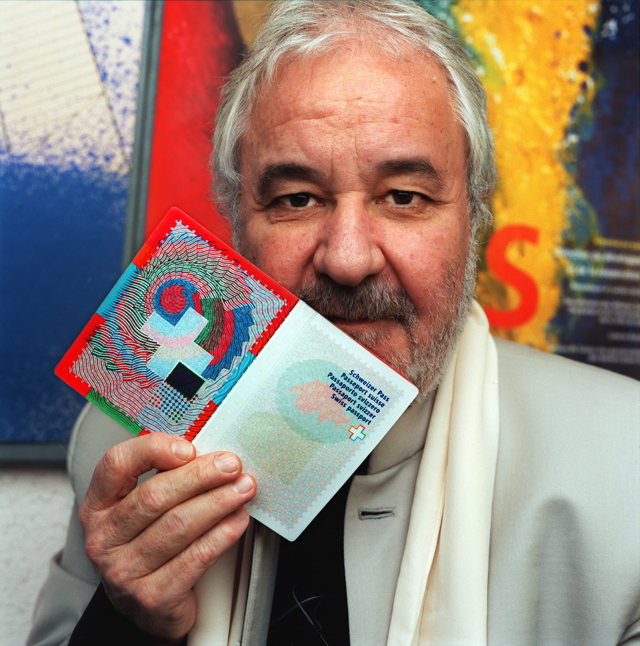 Roger Pfund zeigt den Schweizerpass mit seinem Design
