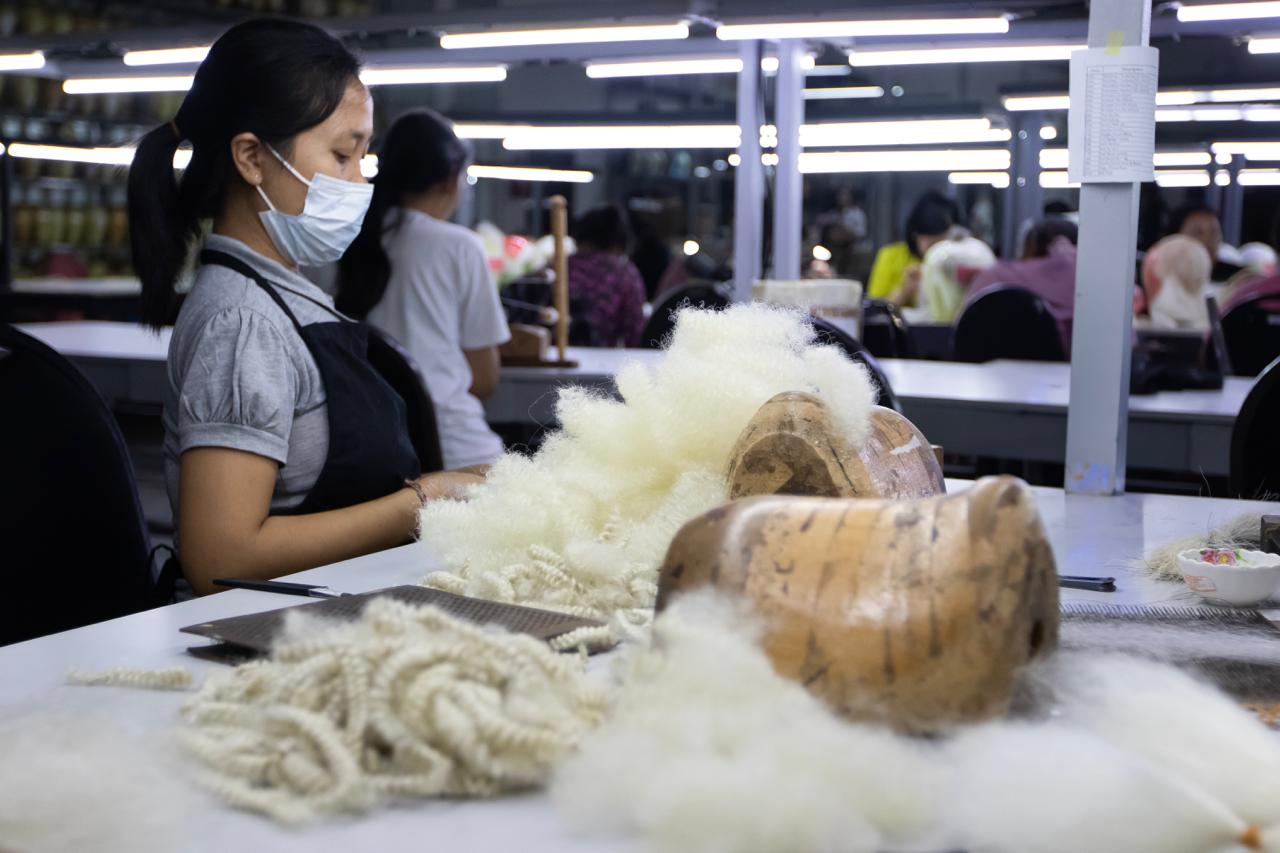 かつらで使われる素材が広がる机