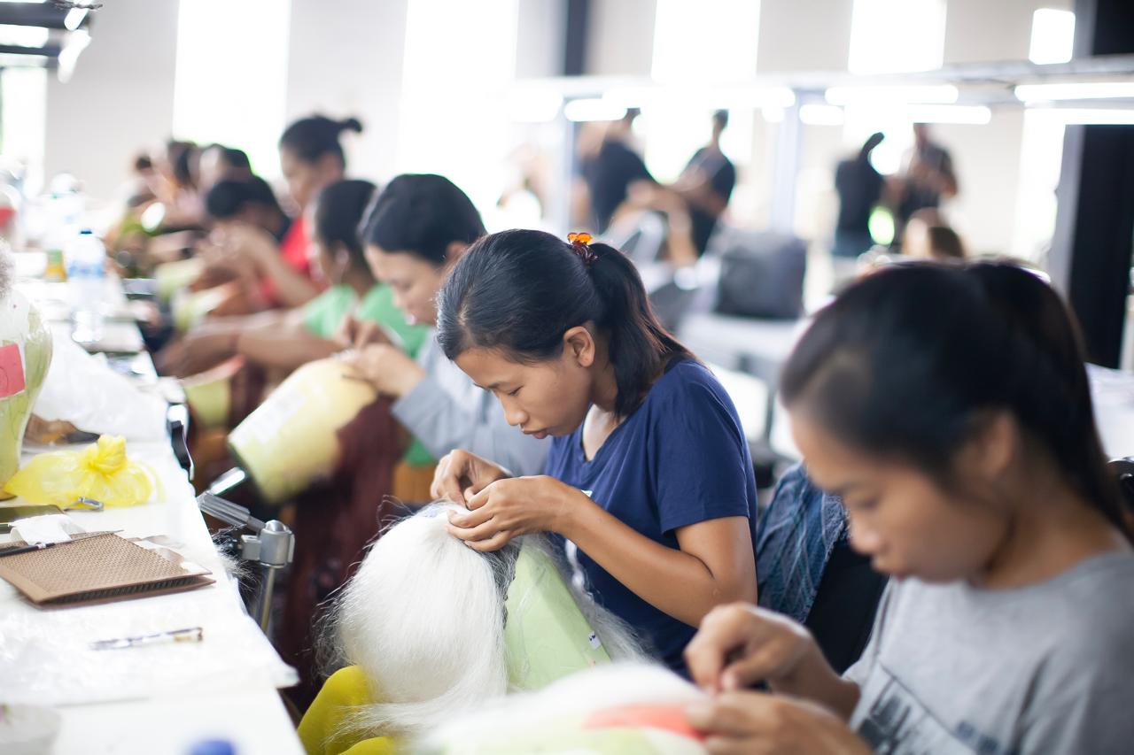 Femmes en train de fabriquer des perruques dans une usine à Bali