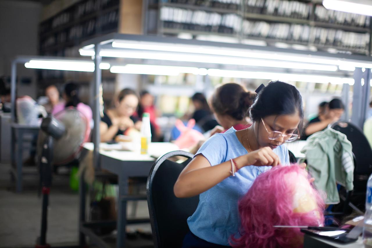Femmes en train de fabriquer des perruques dans une usine à Bali