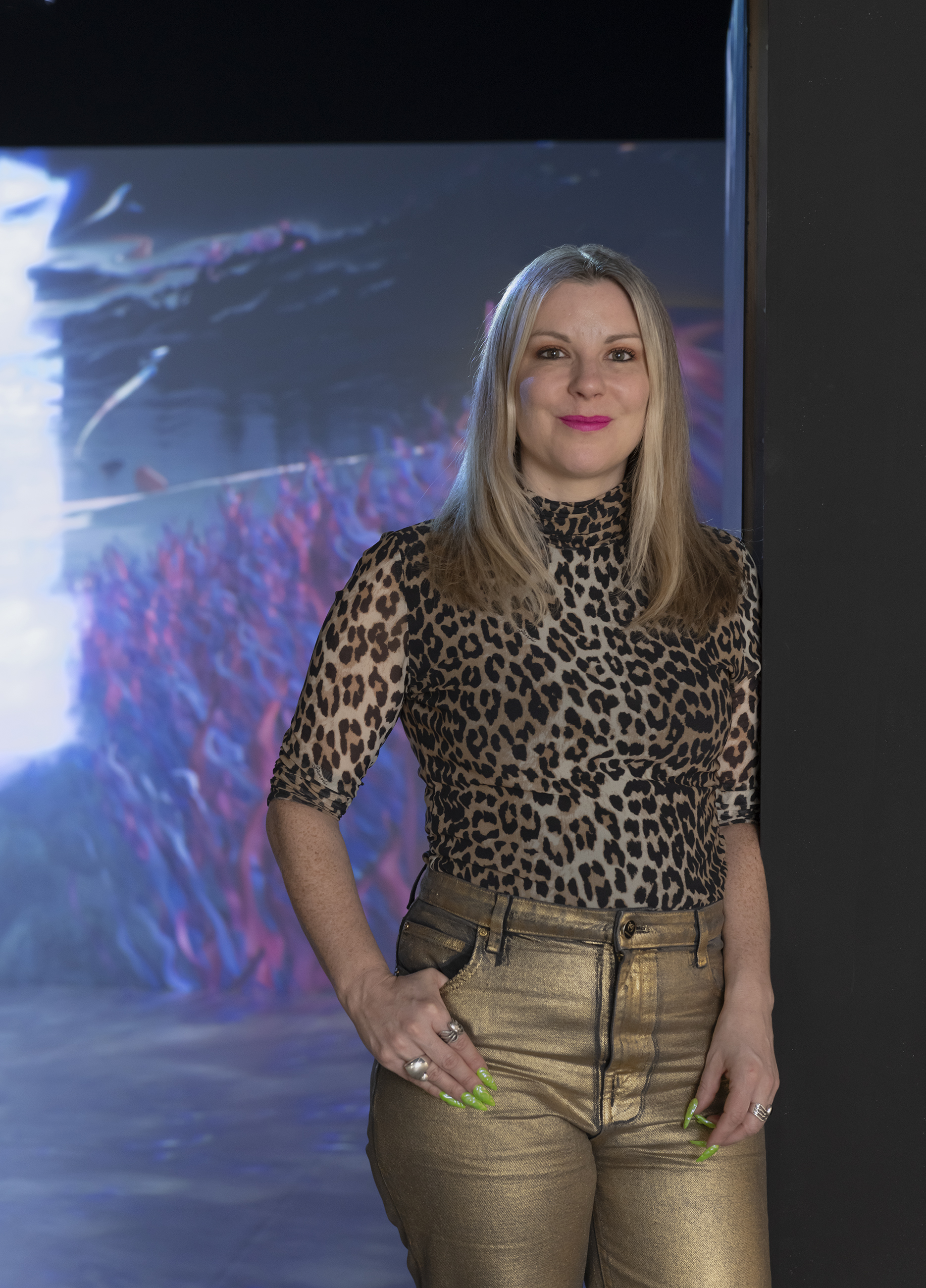 Portrait d'une femme dans une salle d'exposition