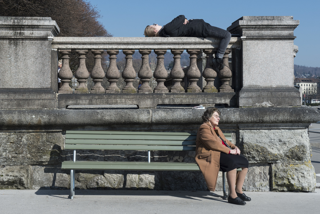 Zwei Frauen sonnen sich bei fruehlingshaften Temperaturen, aufgenommen am Donnerstag, 17. Maerz 2016 in Zuerich. (KEYSTONE/Ennio Leanza)