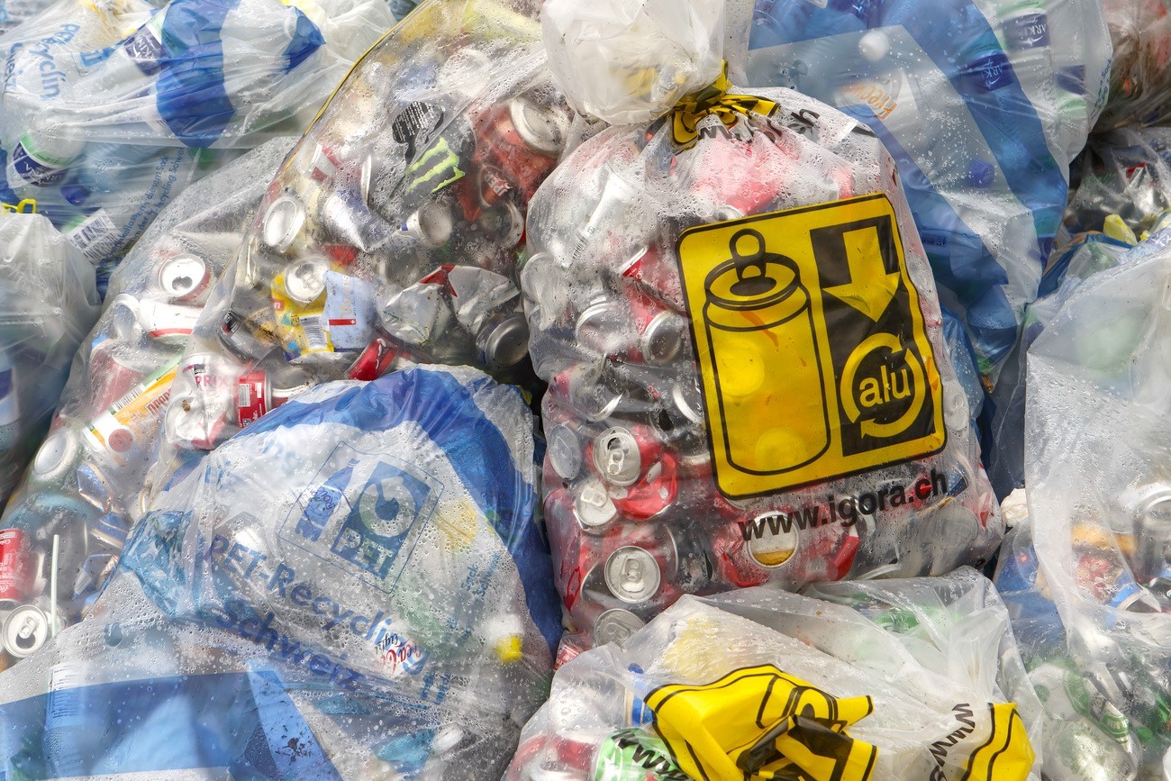 Aluminiumdosen und PET-Flaschen in Sammelsäcken
