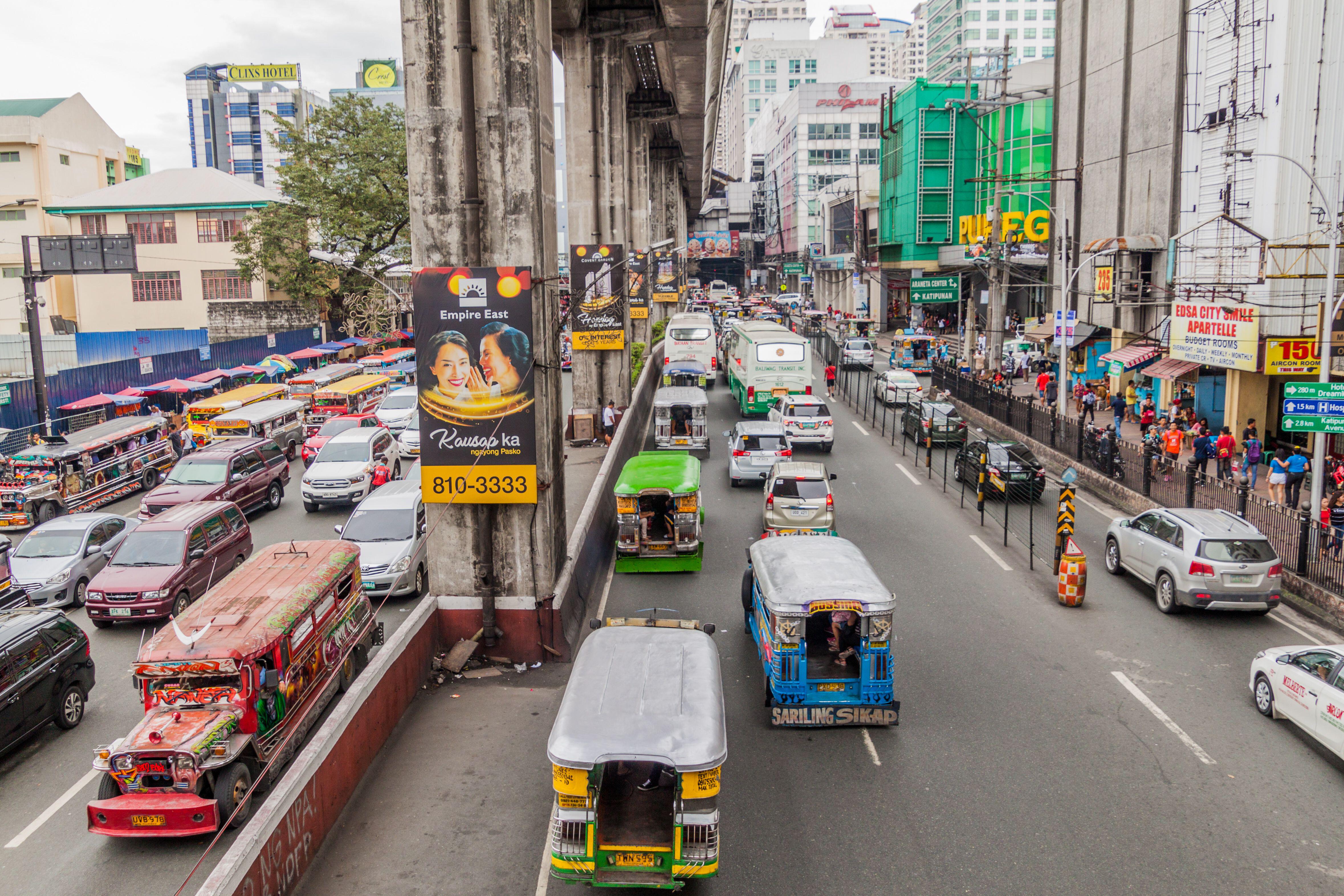Strassenverkehr in Quezon City, Philippinen.