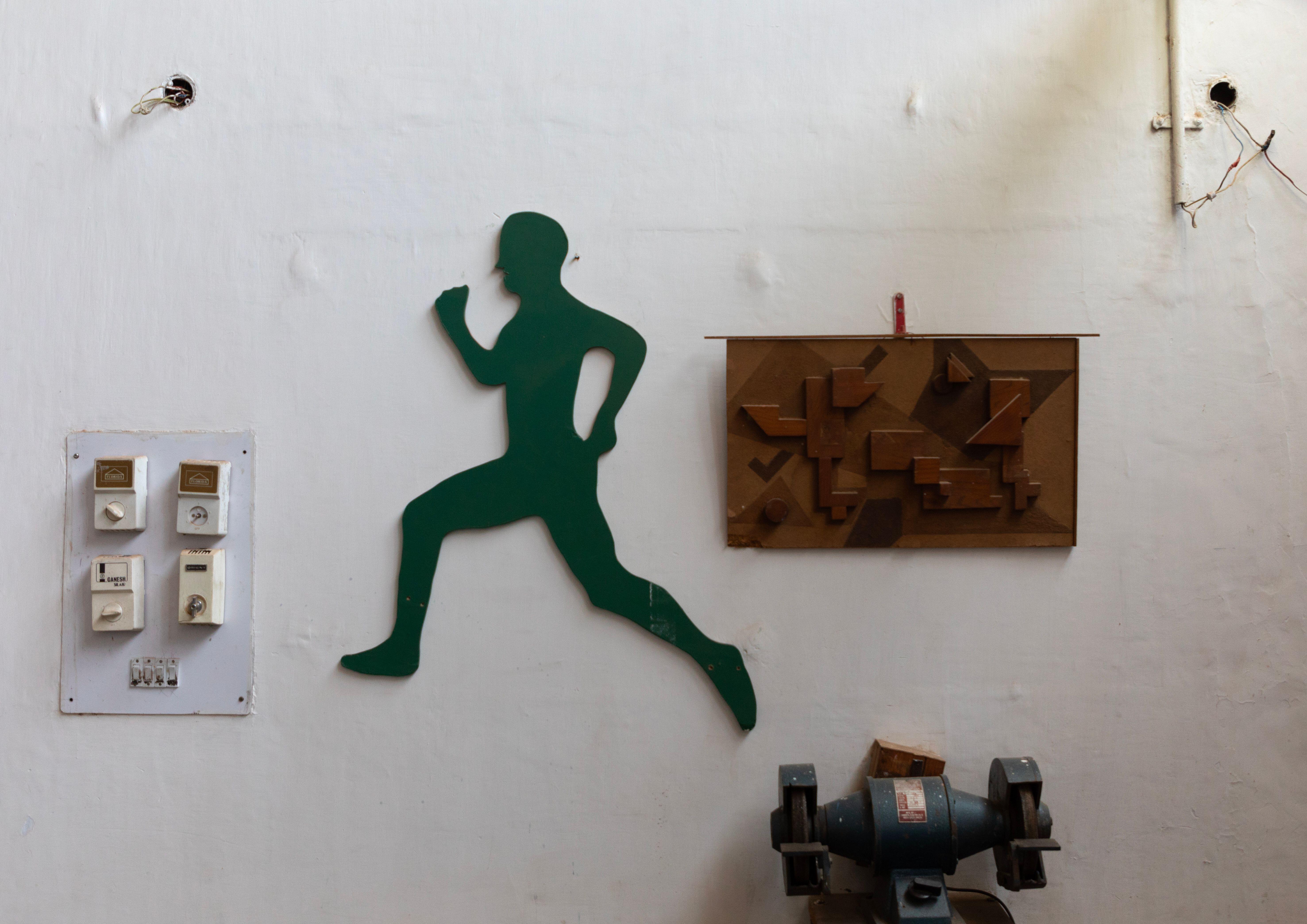 Verschiedene Skulpturen an einer Wand