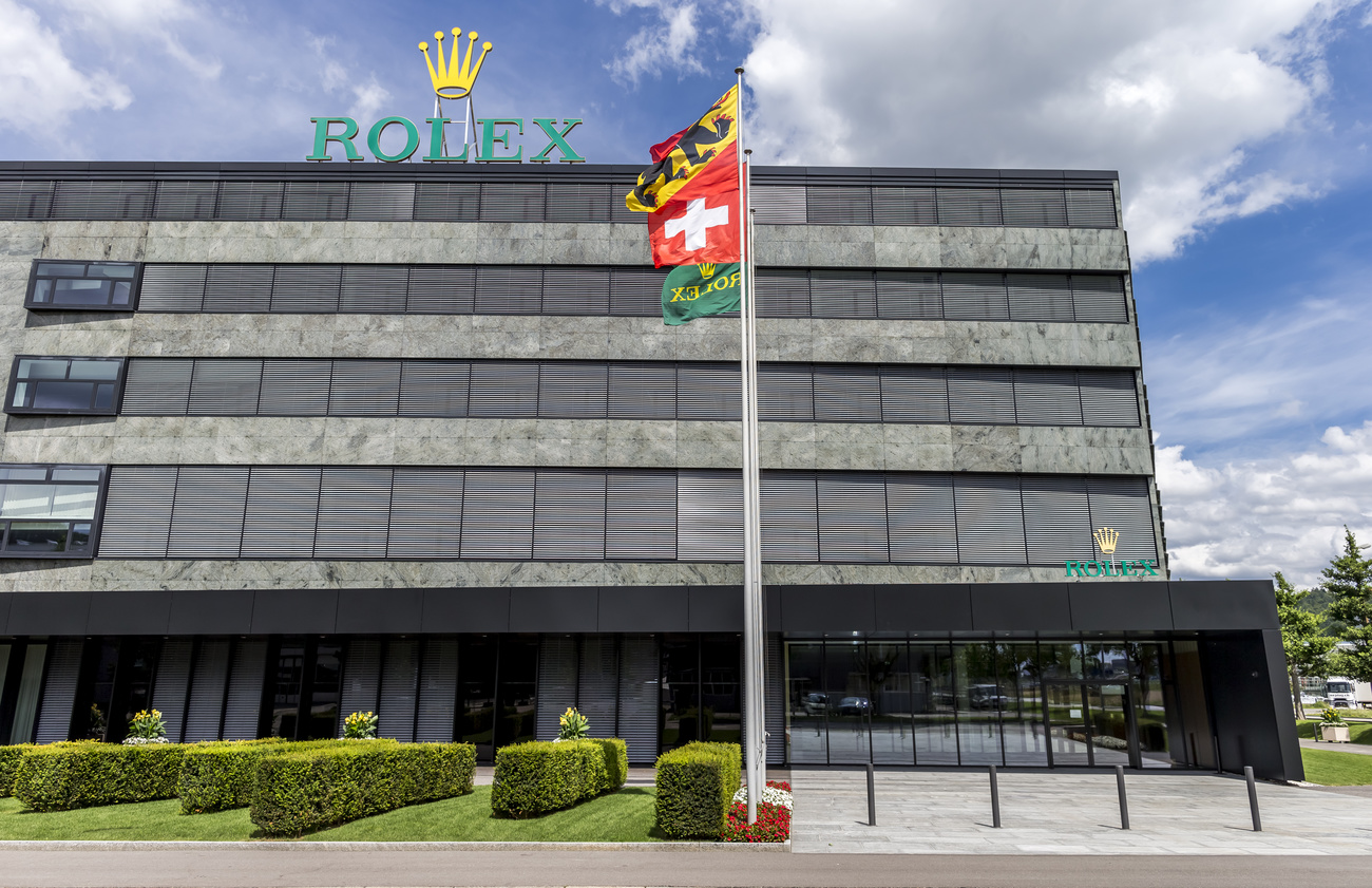 شعار الشركة المصنعة للساعات رولكس في مصنعها في بيل، في كانتون بيرن، سويسرا