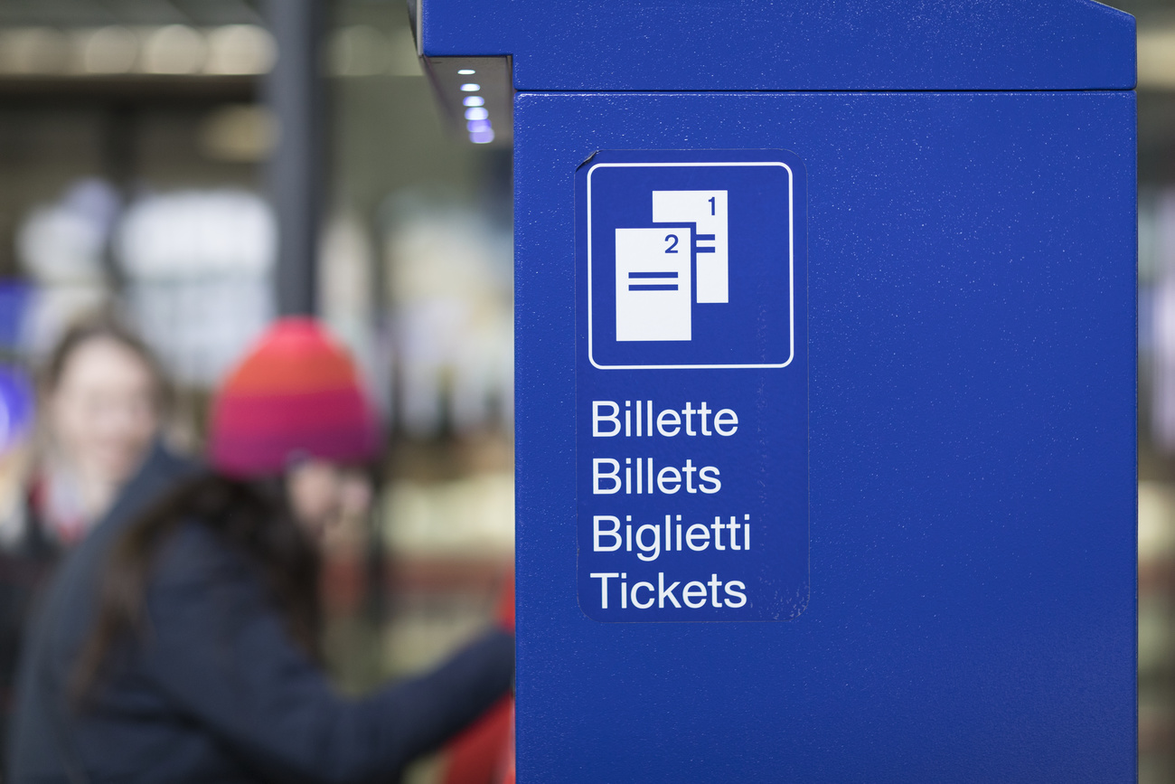 cartello con simbolo di biglietti del treno e scritta "biglietti" in italiano, francese, tedesco e inglese
