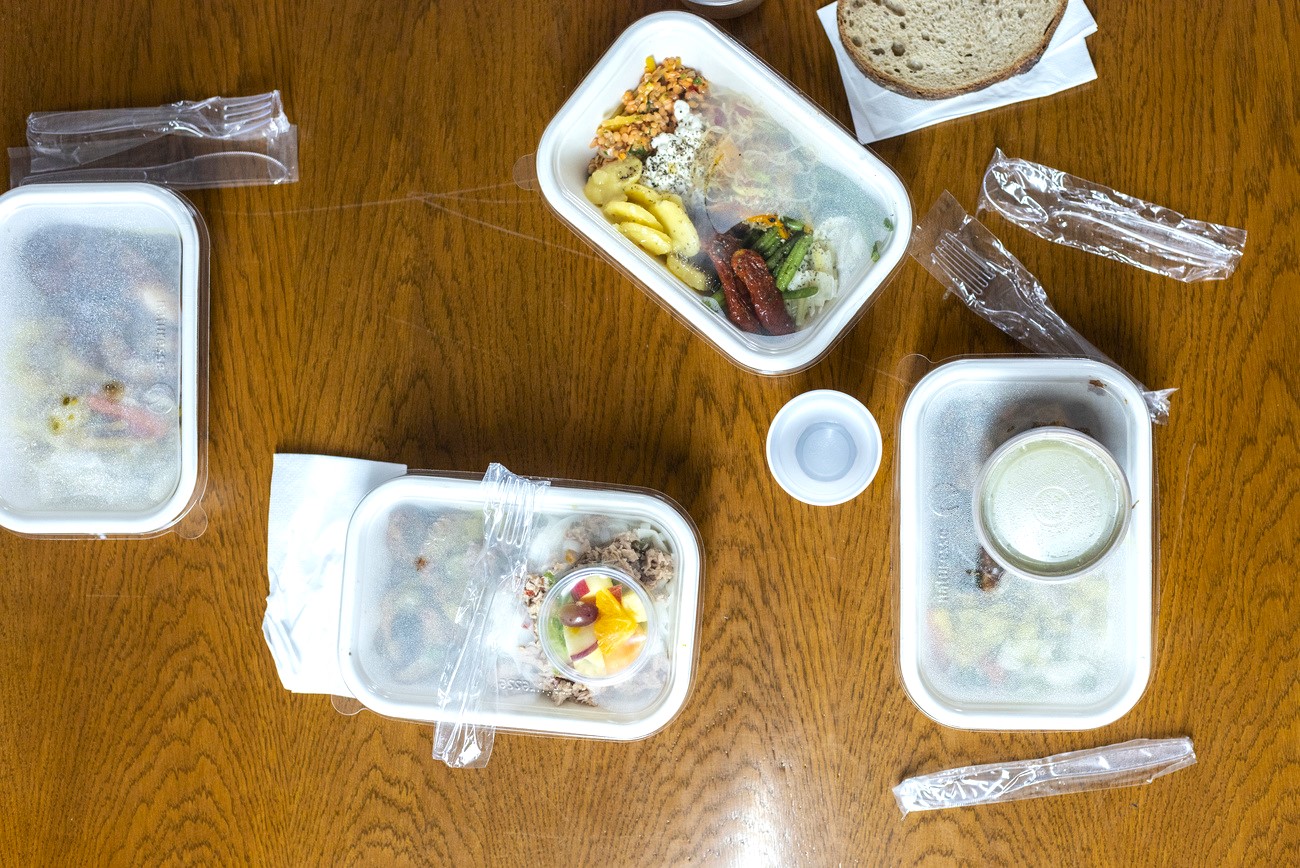 Food in plastic trays and plastic cuttlery pictured in Zurich, Switzerland, on May 29, 2018. (KEYSTONE/Christian Beutler)