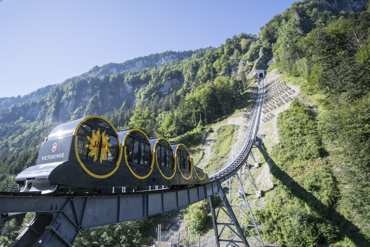 в 2017 году в регионе города Штоос (центральная Швейцария) швейцарские строители и инженеры ввели в строй самый крутой в мире фуникулер.