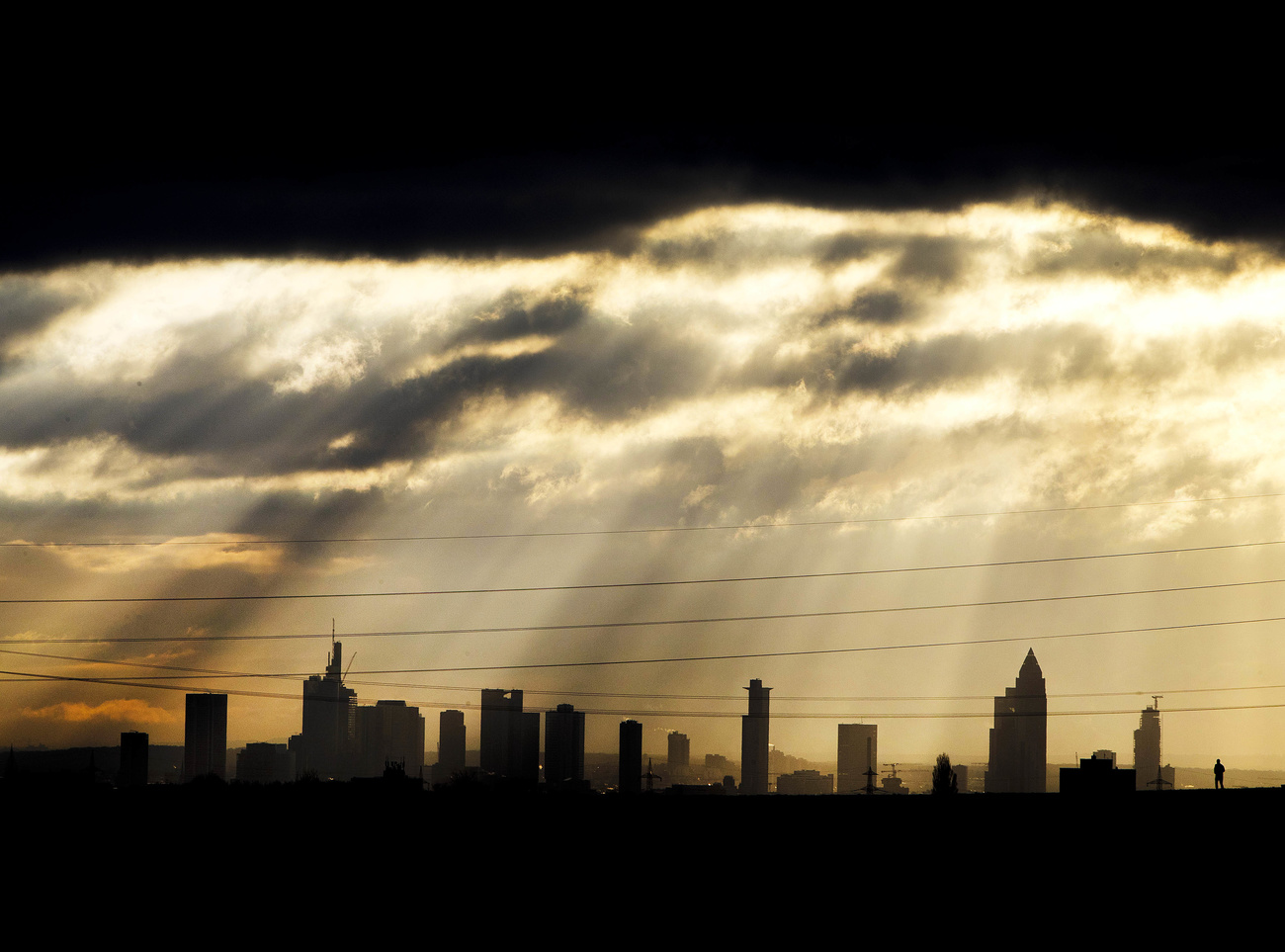 Raggi di sole attraverso le nubi sopra una città