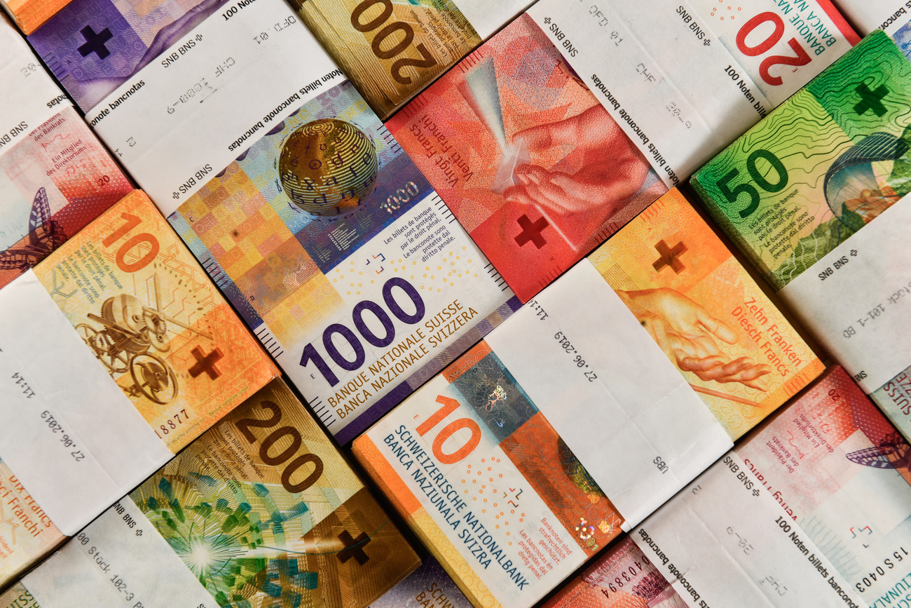 Banconote di valuta svizzera raggruppate.