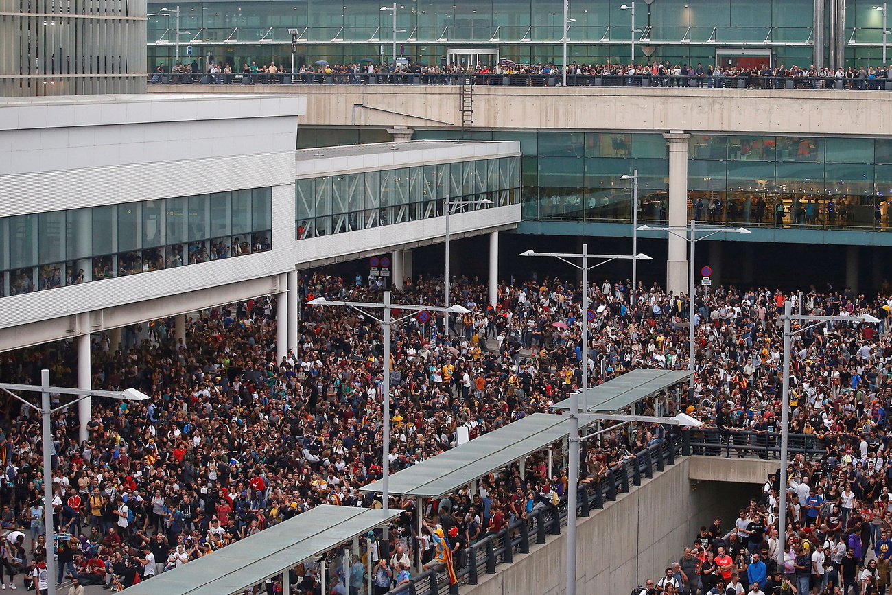 Tausende von Menschen legen den Flughafen von Barcelona lahm