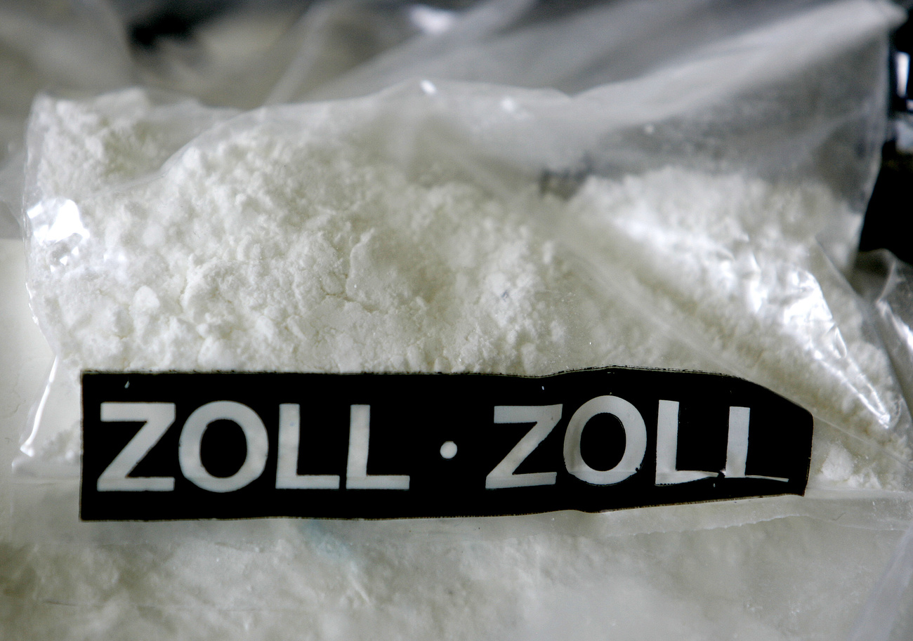 weisses Pulver in einem Säckchen mit der Aufschrift Zoll
