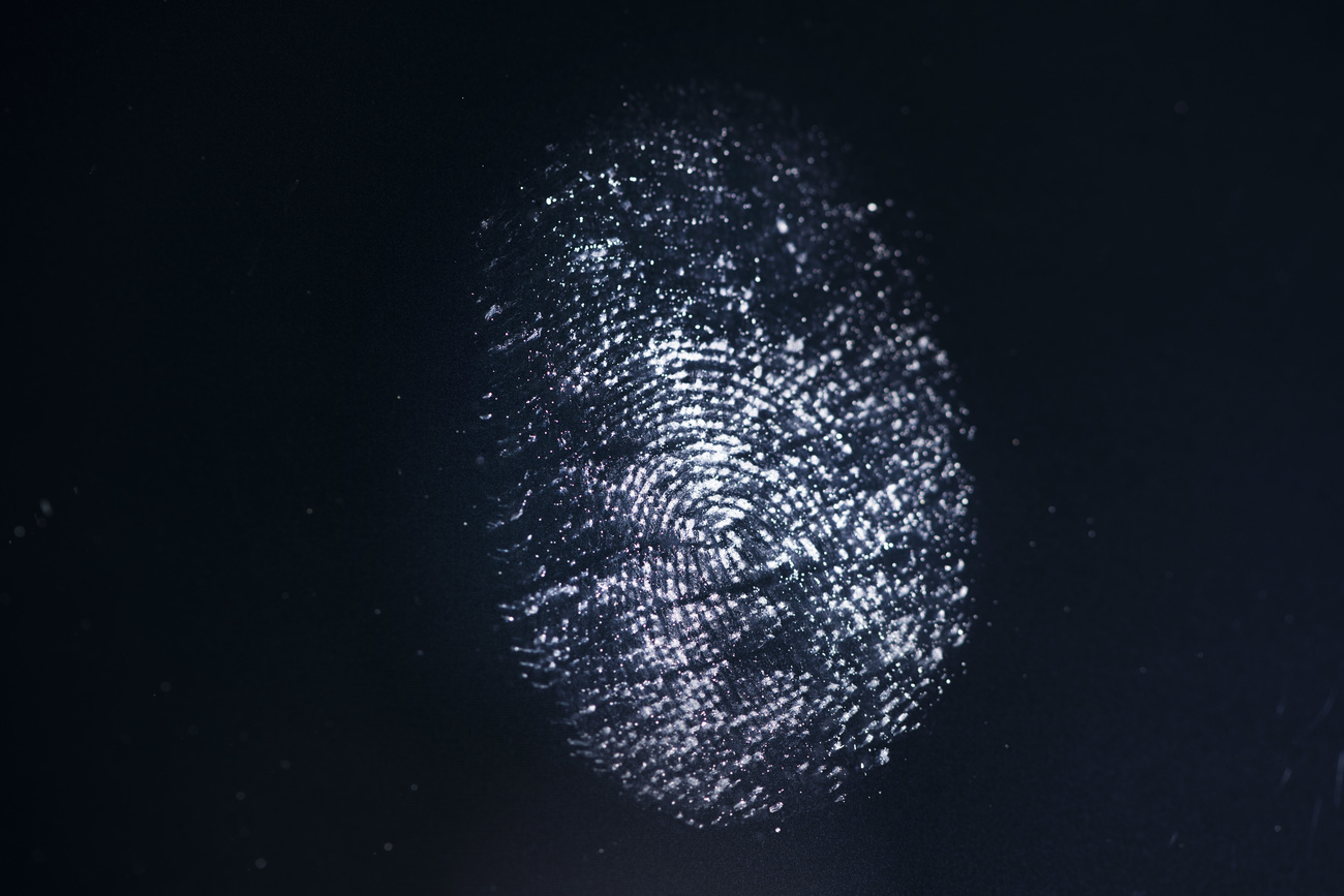 Ein Fingerabdruck auf dem Bildschirm eines Tablet Computers, fotografiert am 22. Januar 2021. (KEYSTONE/Christian Beutler)