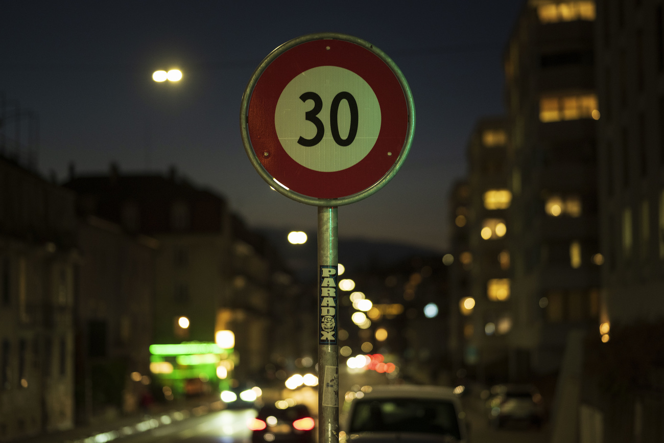 fotografia notturna di un cartello che indica i 30 km/h