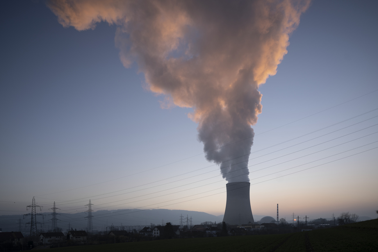 ciminiera di centrale atomica fotografata al tramonto