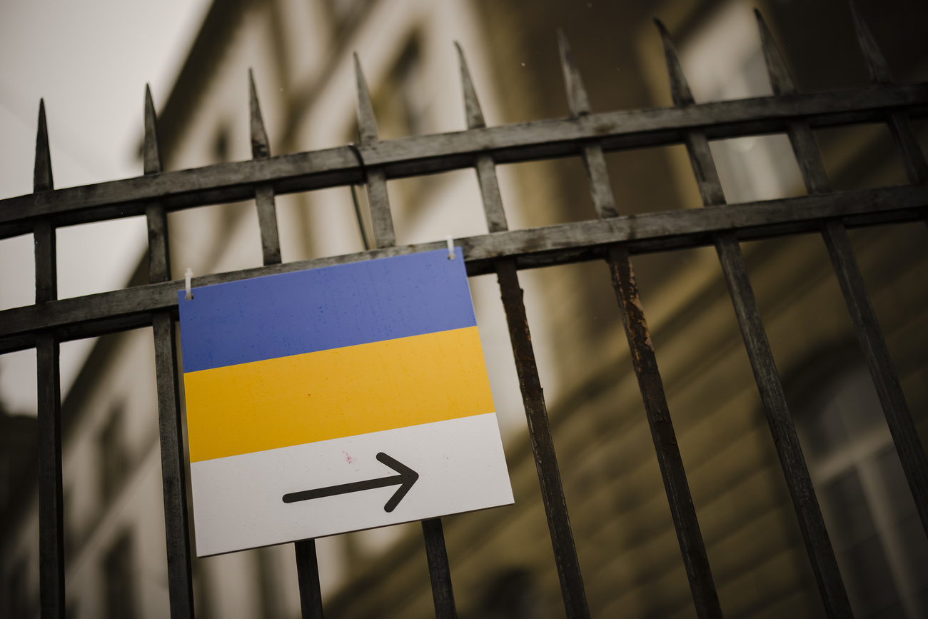 一面乌克兰国旗指引人们前往位于苏黎世旧军营的乌克兰难民接待中心。2022年3月15日，苏黎世。