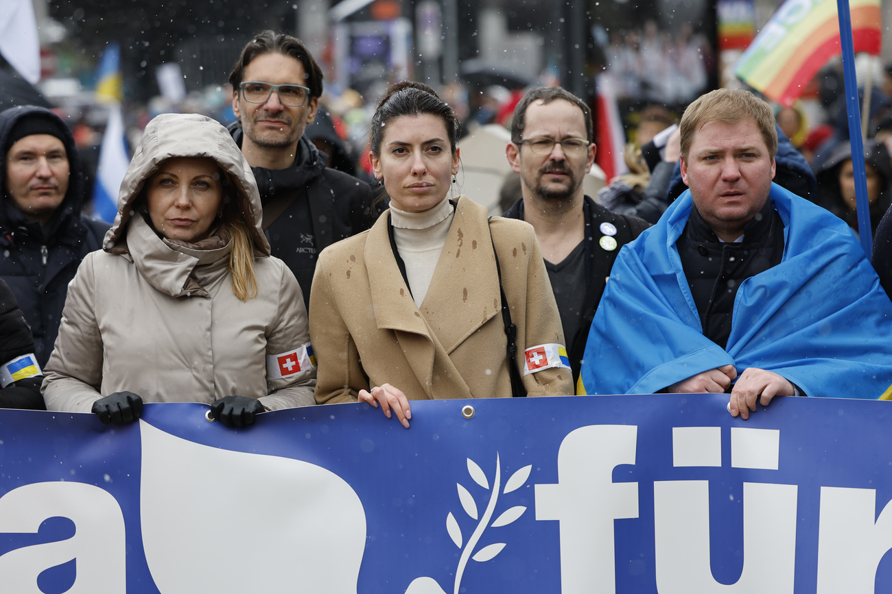 Zwei Frauen und ein Mann an einer Demo