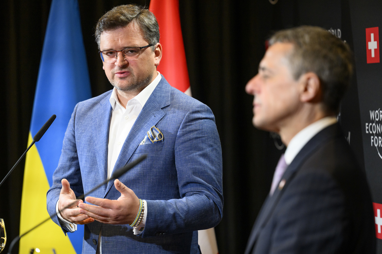 瑞士联邦主席伊格纳西奥·卡西斯(Ignazio Cassis)(右)与乌克兰外交部长德米特里·库列巴(左)在2022年7月于瑞士卢加诺举行的“乌克兰复兴会议”新闻发布会上交谈。