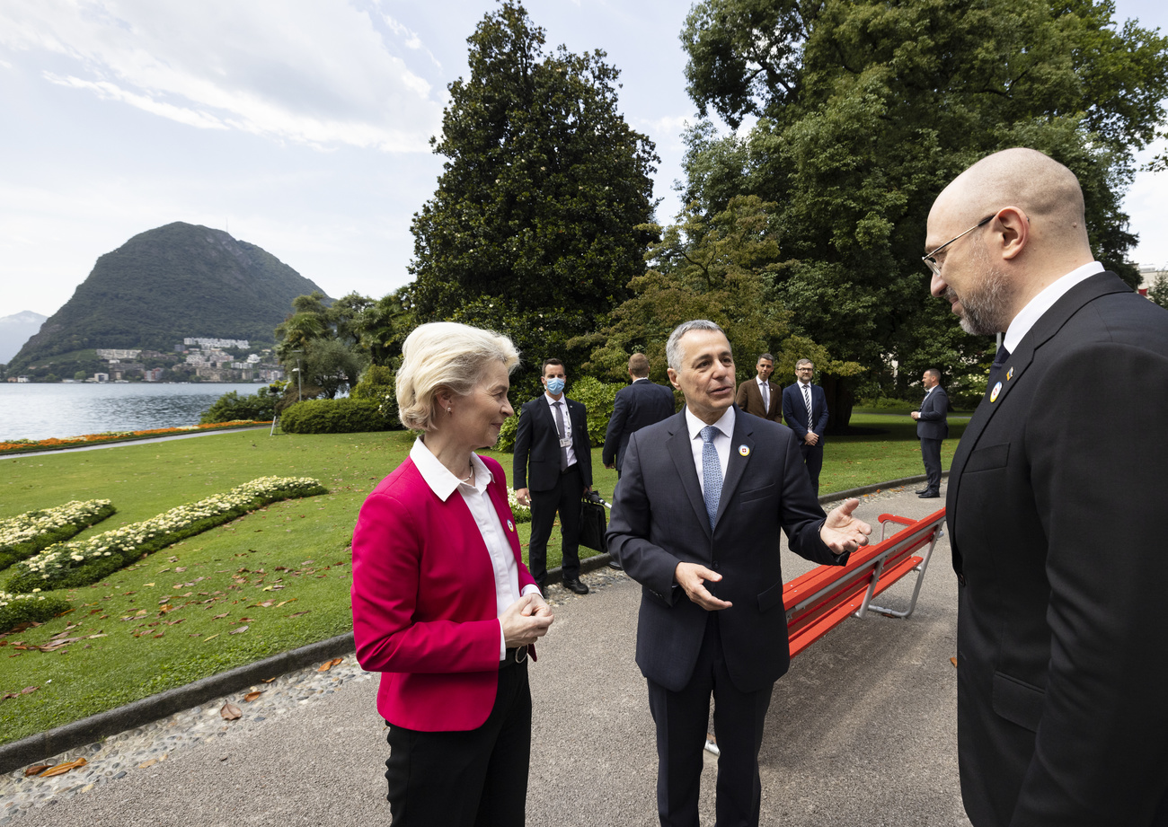 在乌克兰复兴会议期间，瑞士总统、外交部长伊格纳西奥·卡西斯(中)与欧盟委员会主席乌苏拉·冯德莱恩(Ursula Vonder Leyen，左)和乌克兰总理杰尼斯·什梅加尔(Denys Shmyhal，右)交谈。2022年7月4日(星期一)，瑞士卢加诺。