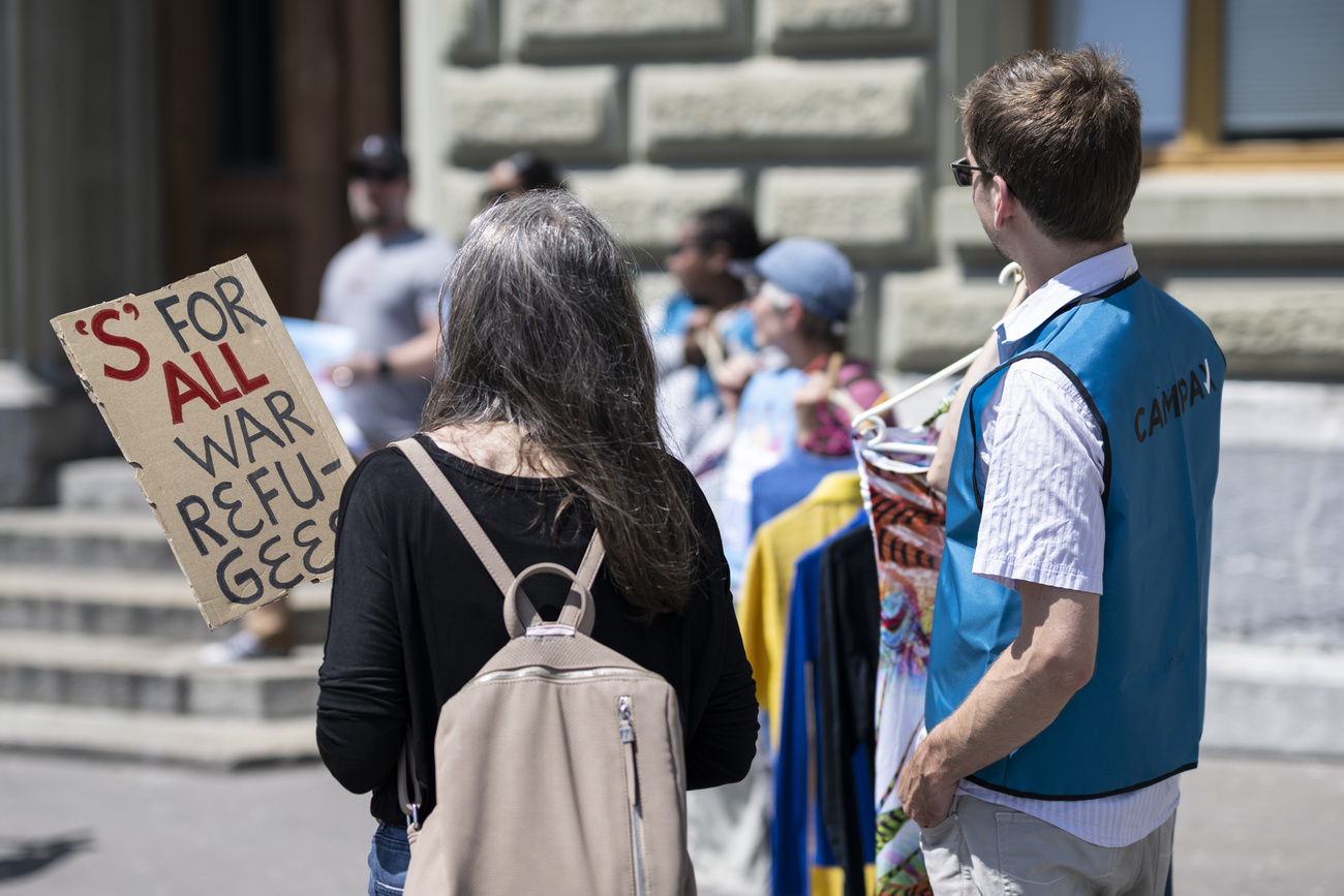 Le mouvement citoyen Campax a demandé en 2022 le statut de protection S pour toutes les personnes réfugiées. Il permet un accès direct au marché du travail suisse, mais seulement sur le papier.