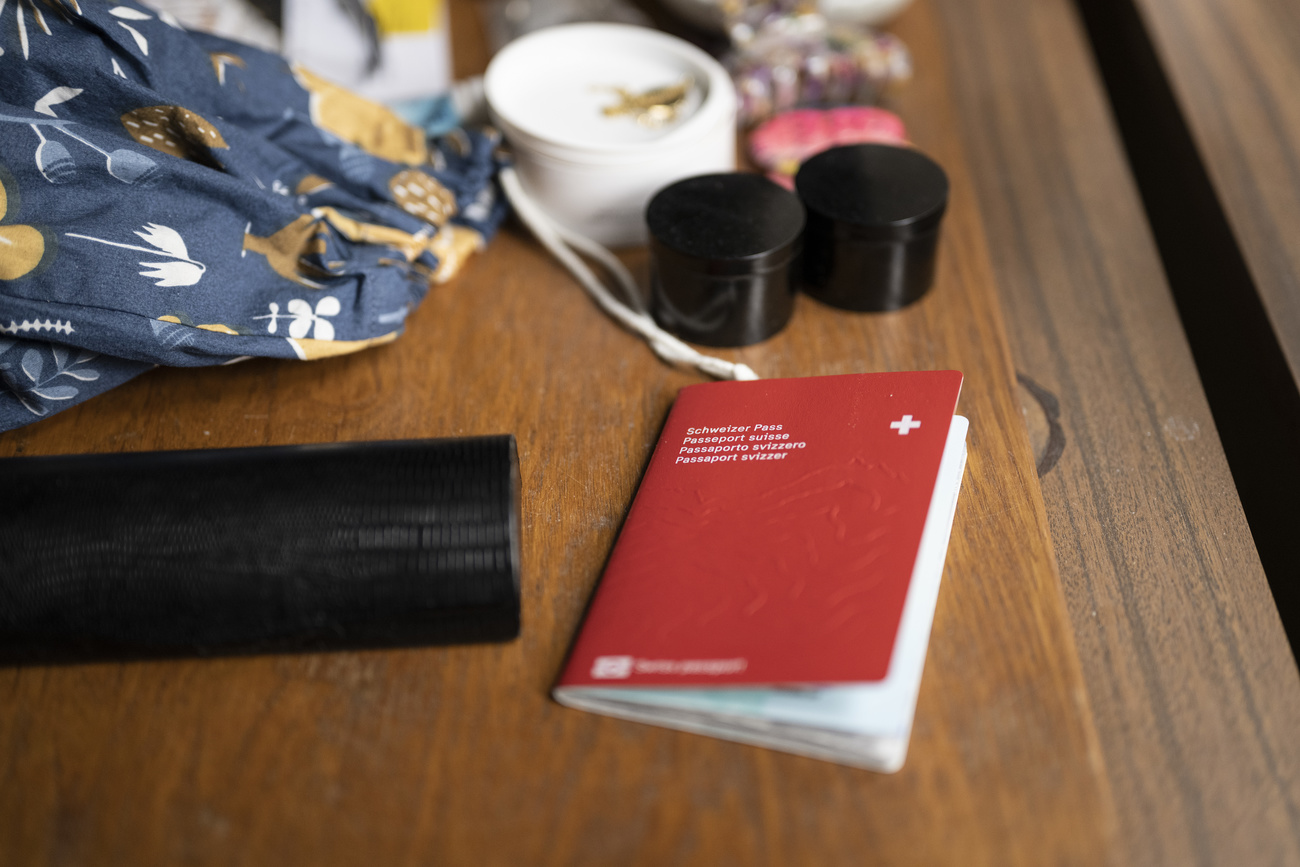 Passaporte e outros objetos sobre uma mesa