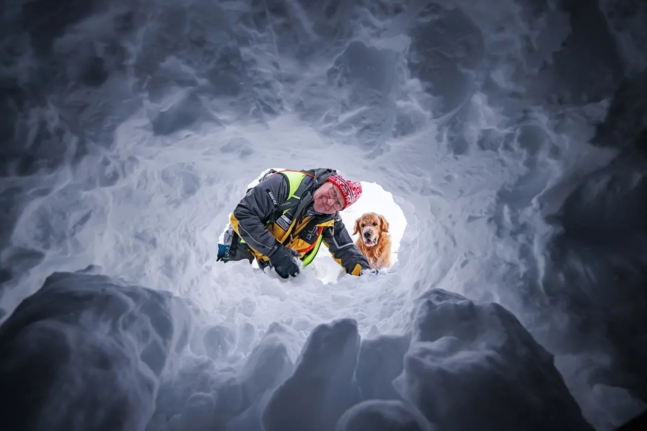 搜救犬 "Yolo"和訓導員在Les Diablerets滑雪場附近的雪崩演習中挖掘一名遇難者。