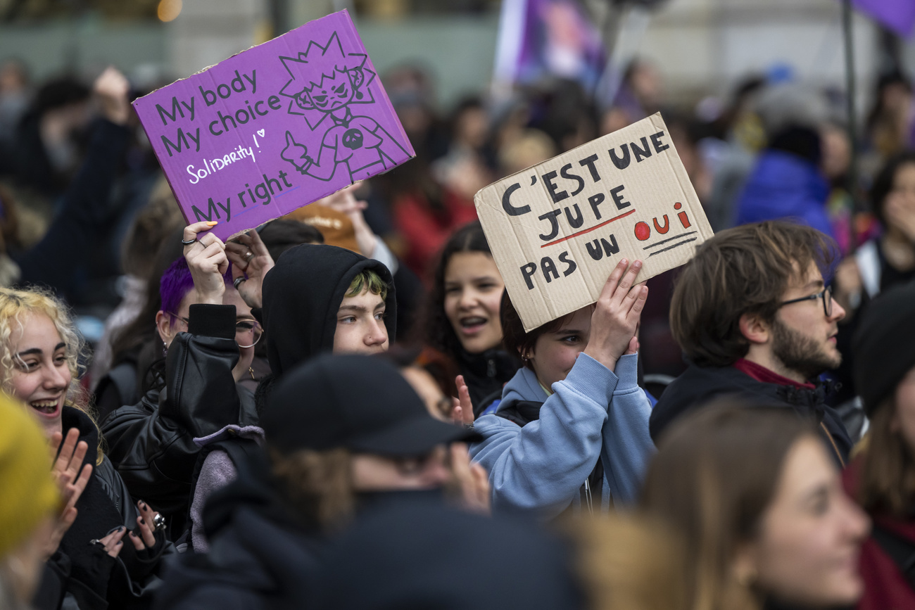 Des personnes participent a une manifestation organisee par le collectif genevois de la Greve feministe a l'occasion de la Journee internationale de luttes pour les droits des femmes, ce mercredi 8 mars 2023 a Geneve. (KEYSTONE/Martial Trezzini)