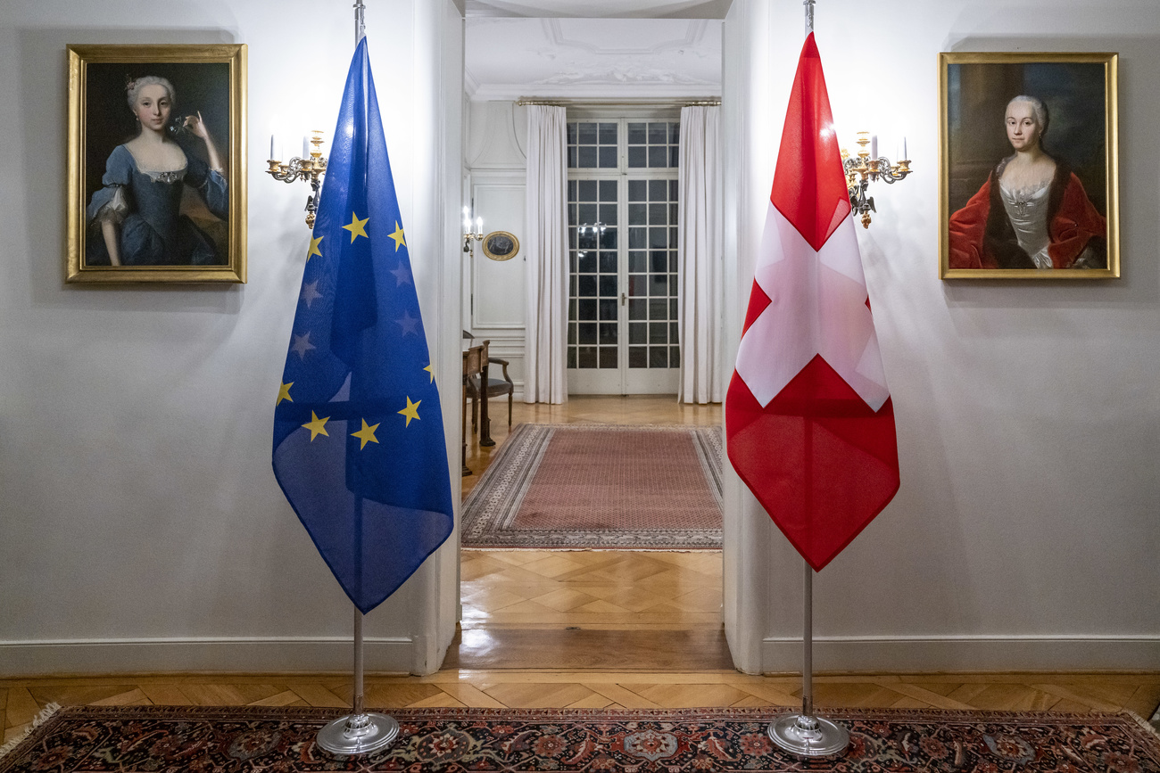 Le due bandire svizzera e dell'UE.