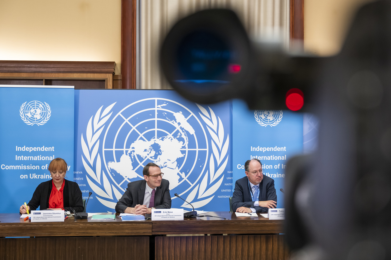 Члены Независимой Международной комиссии ООН по расследованию нарушений прав человека в Украине Ясминка Джумхур (слева), Эрик Моуз (в центре) и Пабло де Грейфф (справа) представляют свой доклад, адресованный Совету по правам человека, во время пресс-конференции в Европейской штаб-квартире ООН в Женеве, Швейцария, четверг, 16 марта 2023 года.