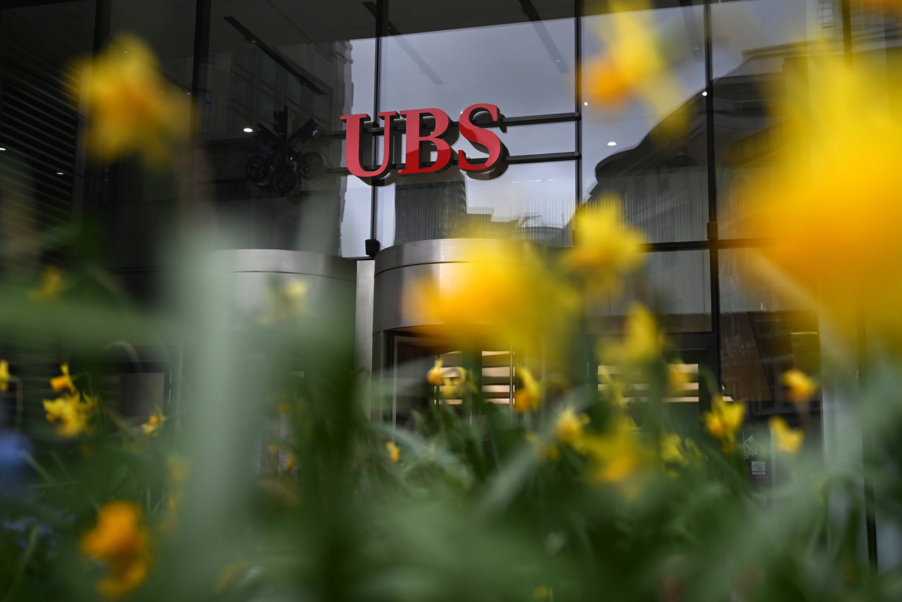 Flores delante de un edificio de la UBS