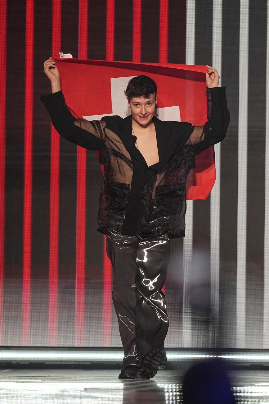 Mann mit Schweizer Fahne